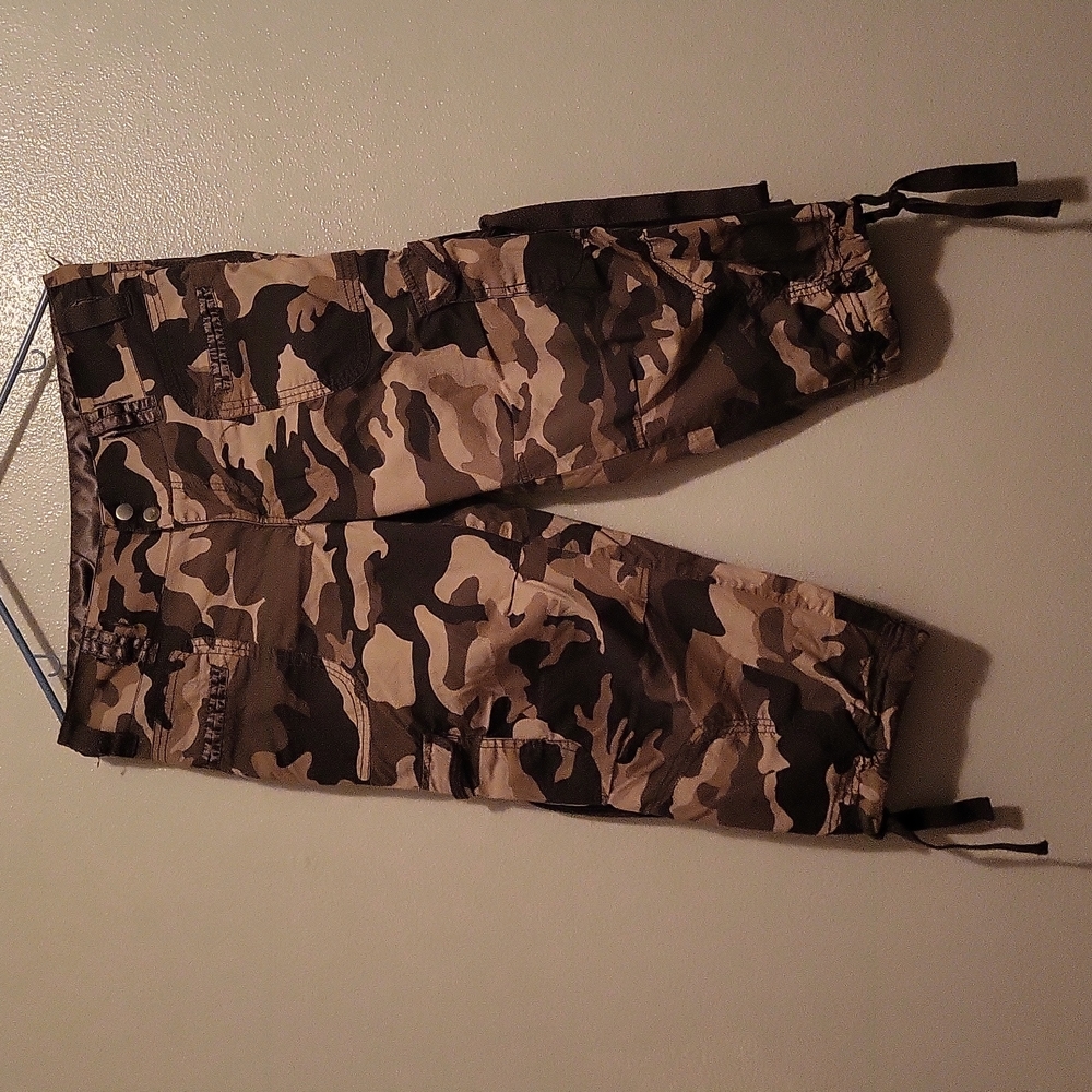 Feathers camo capris sz Med